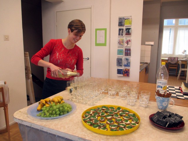 KUKKA PITKÄNEN PITÄÄ HUOLEN, ETTÄ VIERAILLE RIITTÄÄ KUOHUVAA