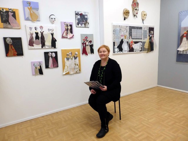 KIRJOITUSKURSSIN VETÄJÄ TIINA-KATRIINA MUSTONEN "NAISEN NAAMIO" -NÄYTTELYSSÄ