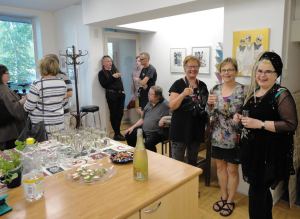 HYMYT OLIVAT HERKÄSSÄ