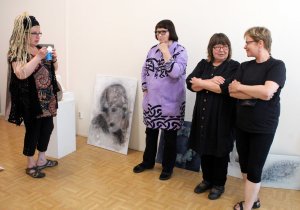 TÄSTÄ KAIKKI ALKOI, TUUMAUSTAUOLLA Eira Maria Lähteinen, Lea-Sisko Pasanen, Pirkko Huttunen ja Petra Saraste