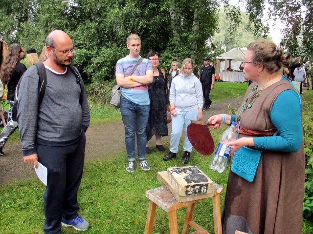 TYÖNÄYTÖS LITOGRAFIAKIVIEN HIONNASSA SAI HIEN PINTAAN, KUN KIVET JUUTTUIVAT YHTEEN
