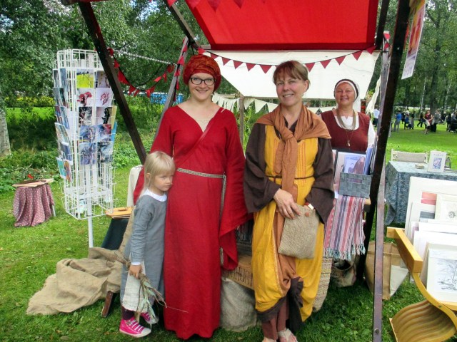 ANNA VIERAILI TYTTÄRENSÄ KANSSA TORIKOJULLAMME, PIRJO PÄIVYSTI LAUANTAINA