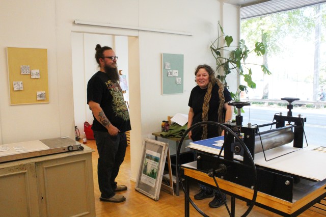 PIELA AUVINEN JA APUMIEHENSÄ PETER RIPUSTIVAT "KATUJA" -NÄYTTELYN GRAFIIKANPAJAN PUOLELLE