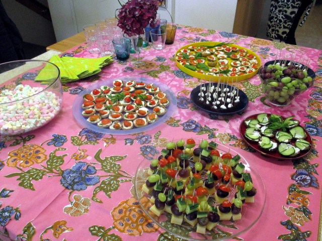 TARJOILUT OVAT VALMIINA - VIERAITA ODOTELLAAN