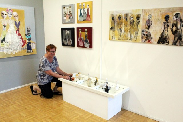 PRINSESSANUKKEJA PEILIALUSTALLA