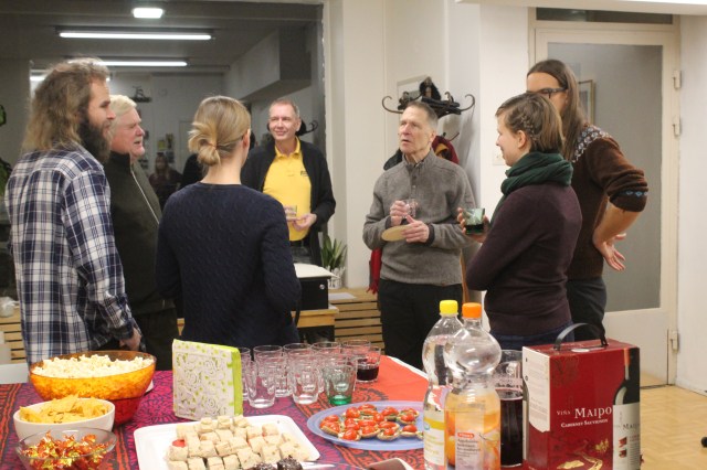 VIERAAT VIIHTYIVÄT TARJOILUPÖYDÄN ÄÄRELLÄ