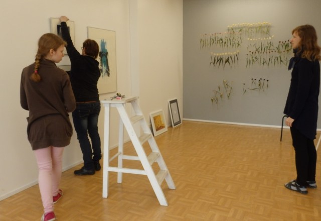 JANO -näyttelyn ripustus